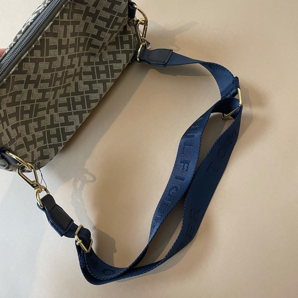 Tommy Hilfiger Logo Brown Signature Crossbody Bag - Picture 4 of 5